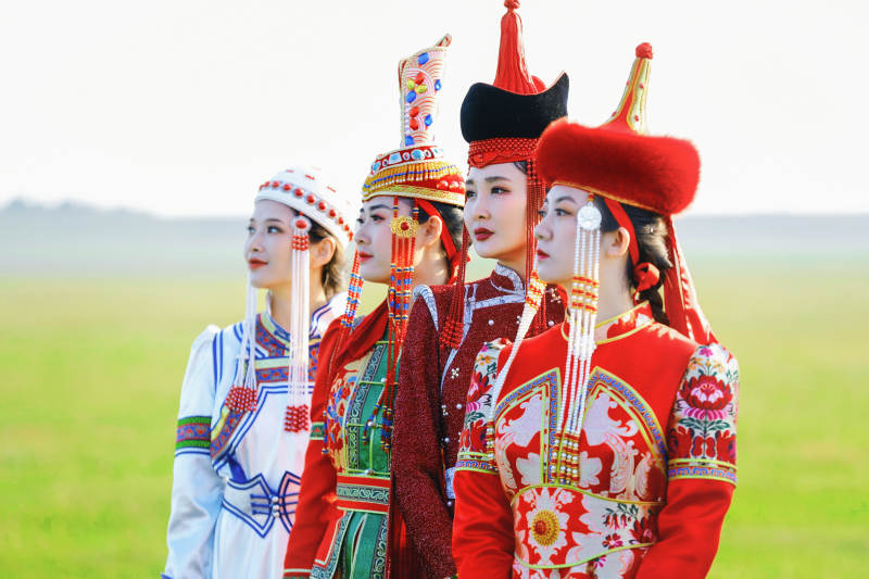 草原上穿着蒙古族传统服饰的亚洲年轻美少女图片