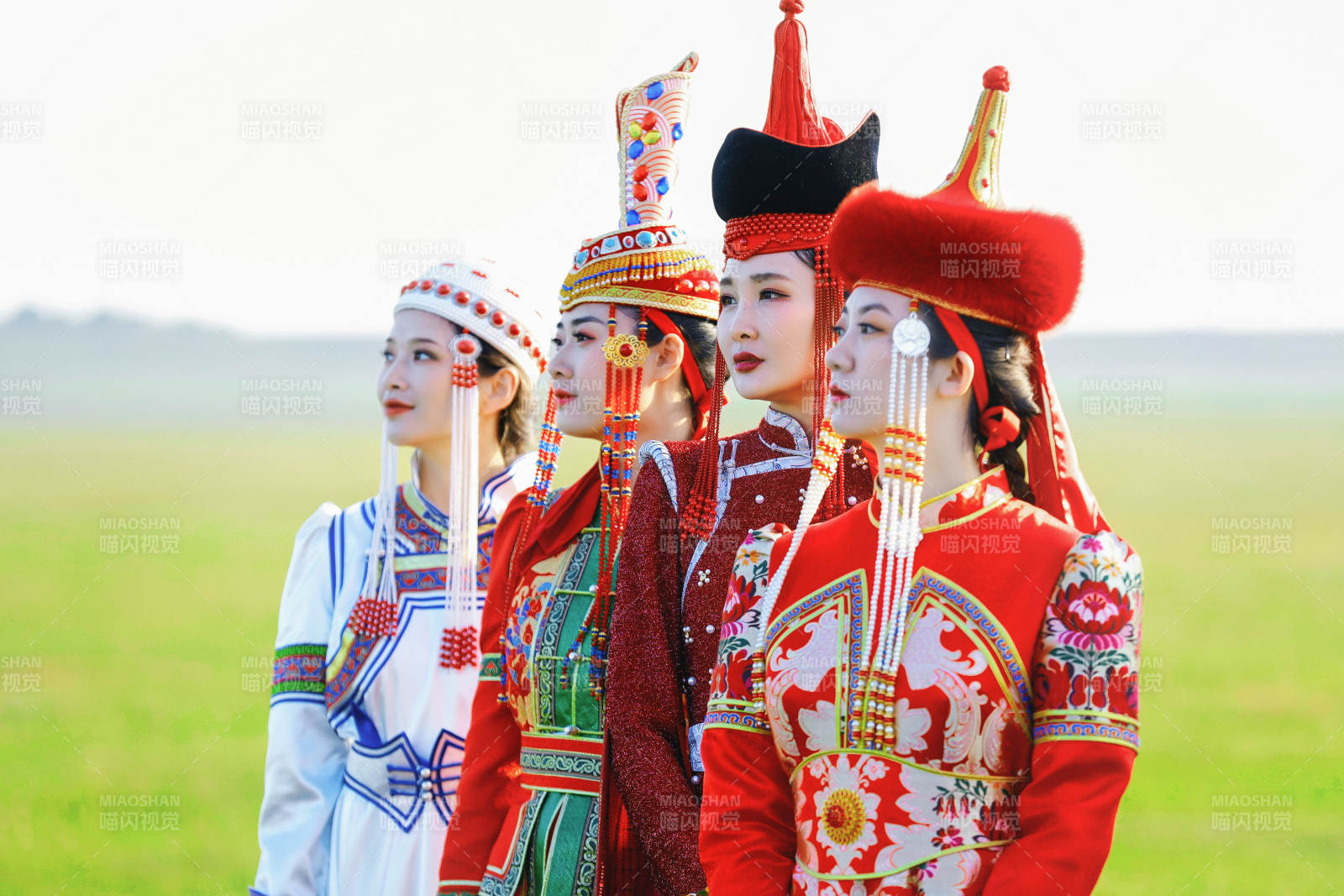 草原上穿着蒙古族传统服饰的亚洲年轻美少女图片