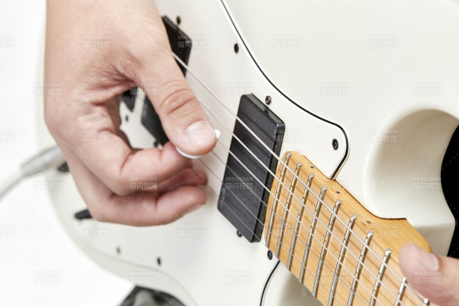 示范演奏摇滚电吉他的亚洲男性乐手人像局部特写图片