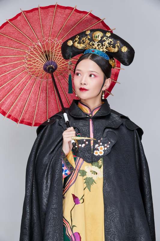 白色背景下的清代女性古装造型清朝古装图片