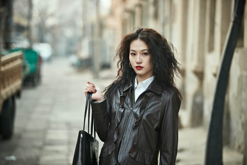 老旧城区里穿着复古港风的美丽清纯少女图片