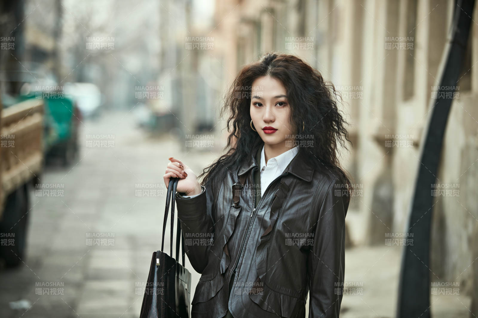 老旧城区里穿着复古港风的美丽清纯少女图片