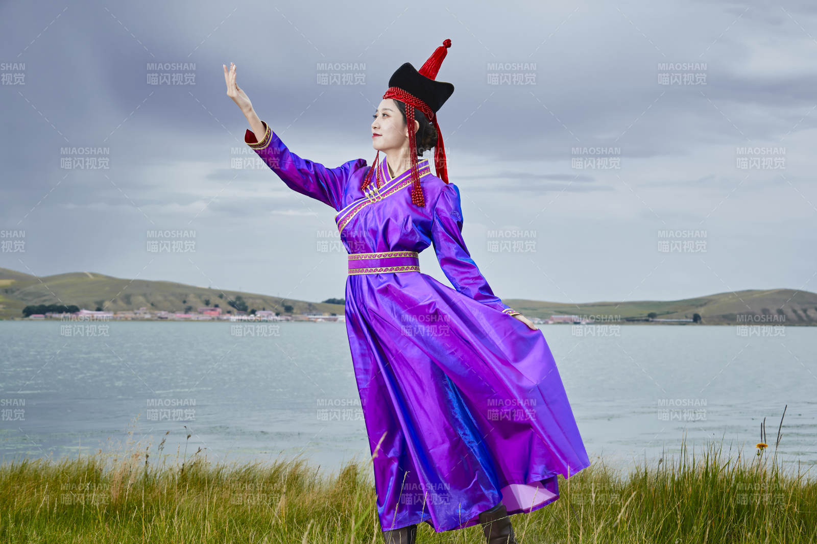 草原上身穿豪华蒙古族服饰的蒙族少女图片