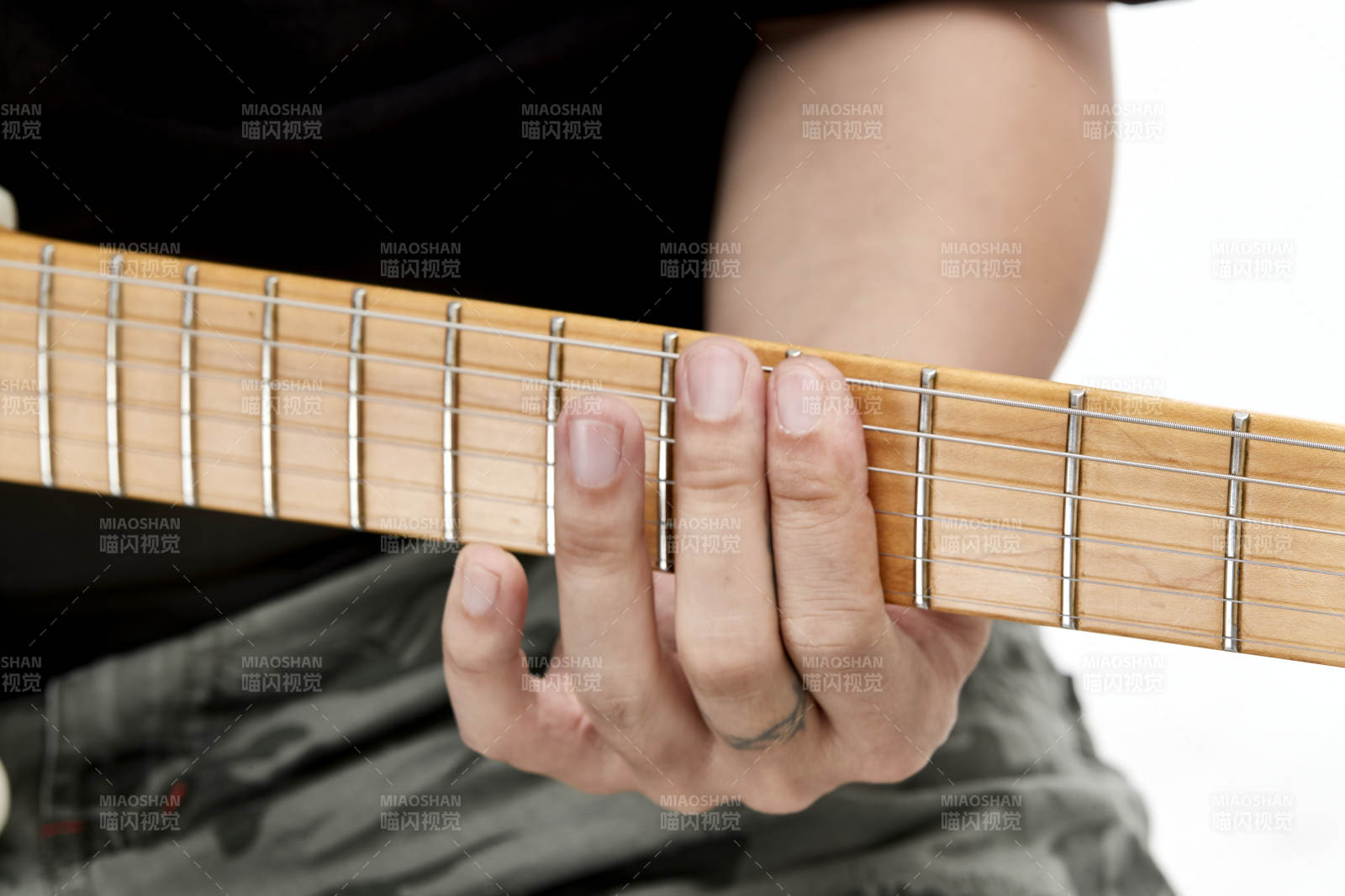 示范演奏摇滚电吉他的亚洲男性乐手人像局部特写图片
