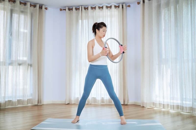 做瑜伽动作的亚洲年轻女性图片