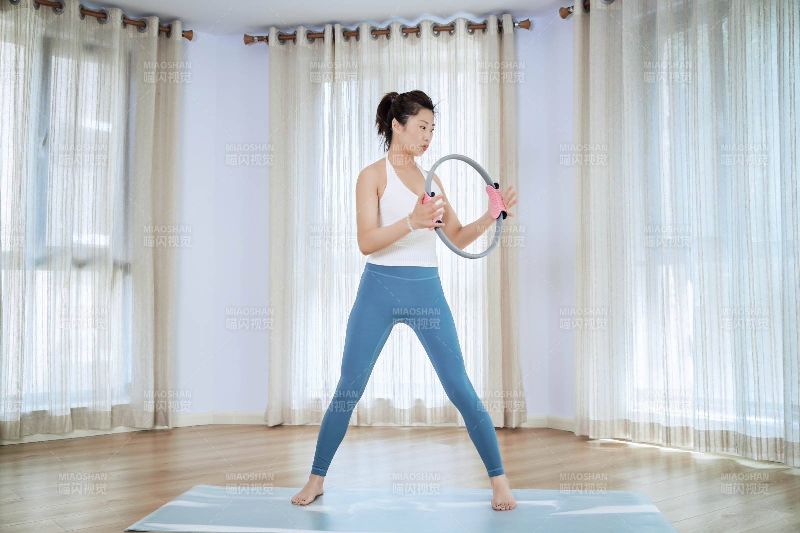 做瑜伽动作的亚洲年轻女性图片