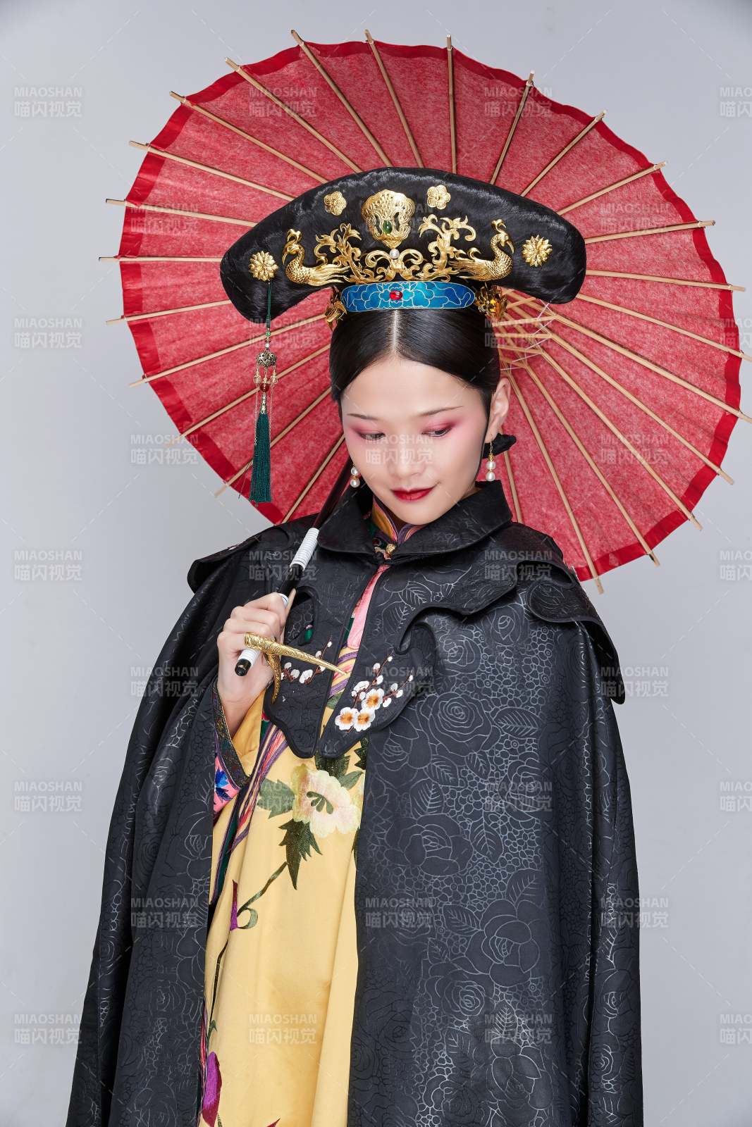 白色背景下的清代女性古装造型清朝古装图片