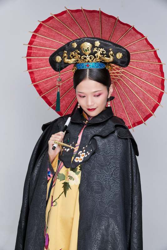 白色背景下的清代女性古装造型清朝古装图片