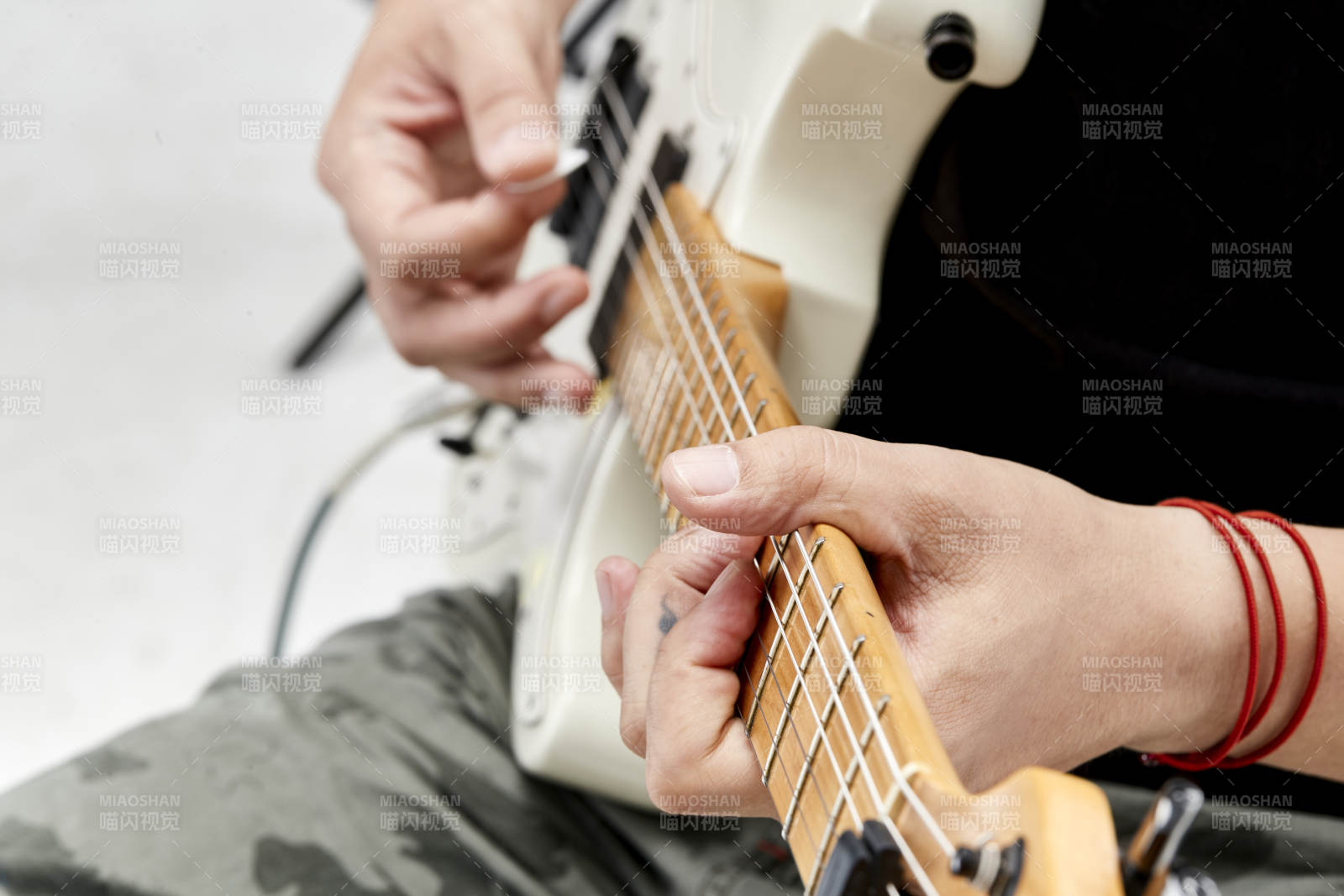 示范演奏摇滚电吉他的亚洲男性乐手人像局部特写图片