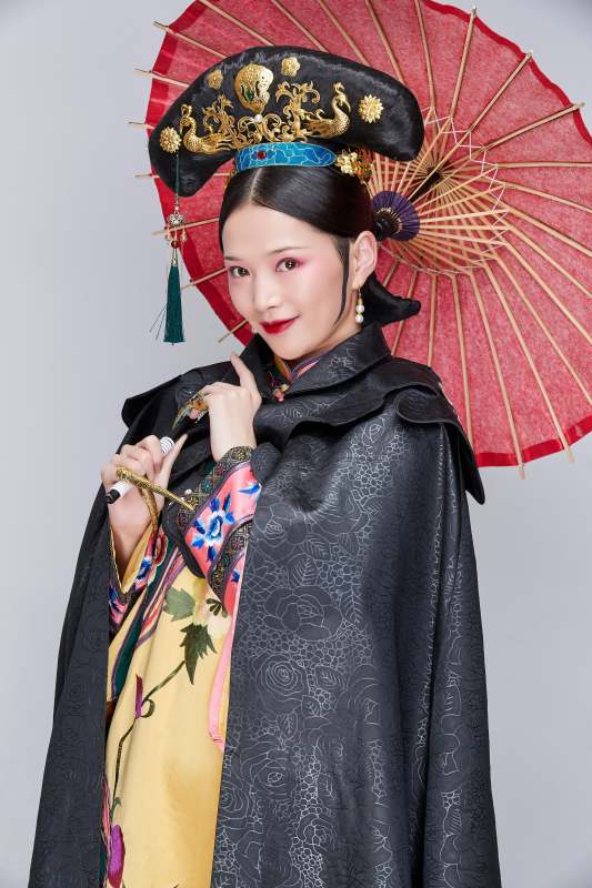 白色背景下的清代女性古装造型清朝古装图片