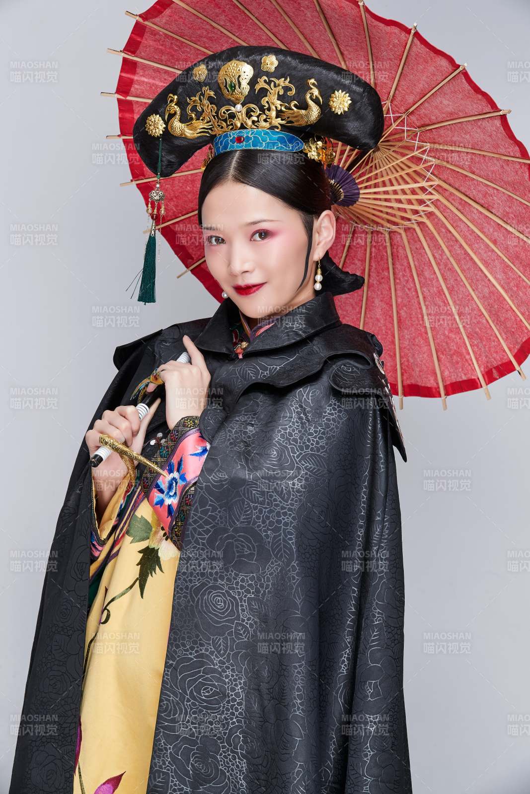 白色背景下的清代女性古装造型清朝古装图片