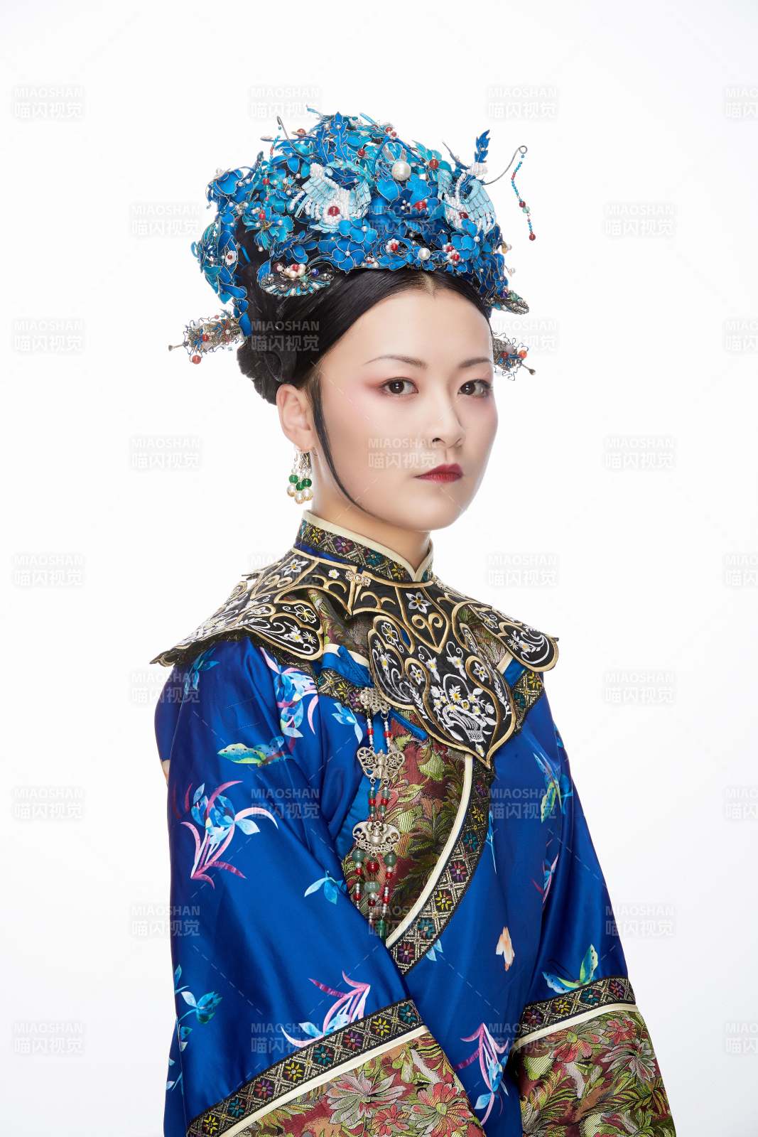 白色背景下的清代女性古装造型清朝古装图片