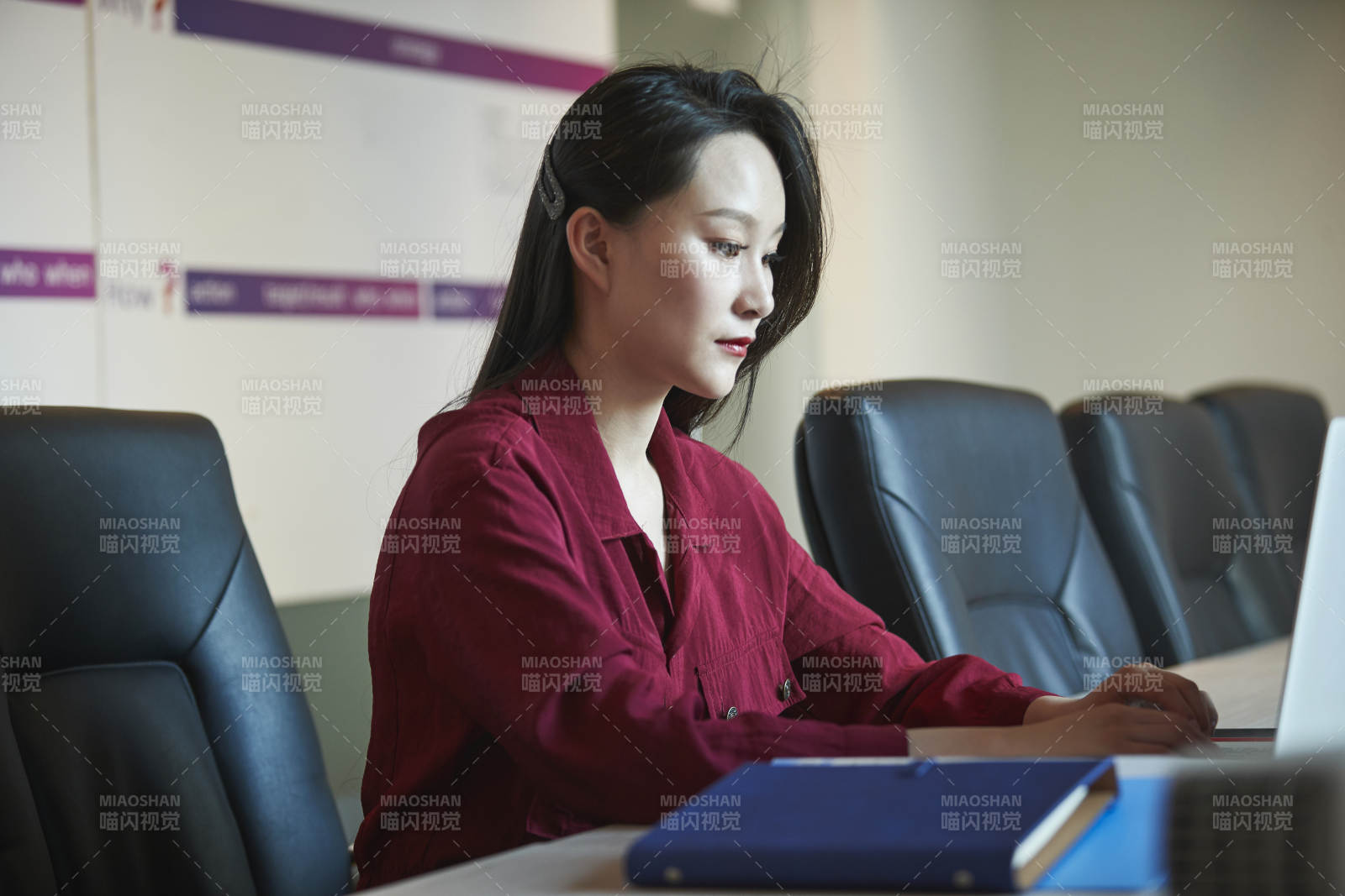 亚洲年轻女性商务人士在电脑前办公图片