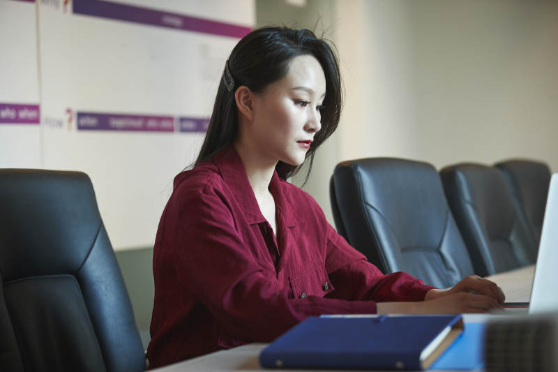 亚洲年轻女性商务人士在电脑前办公图片