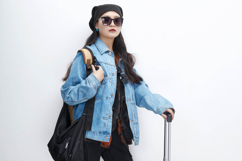 白色背景下准备出发旅行的美丽东方女大学生图片