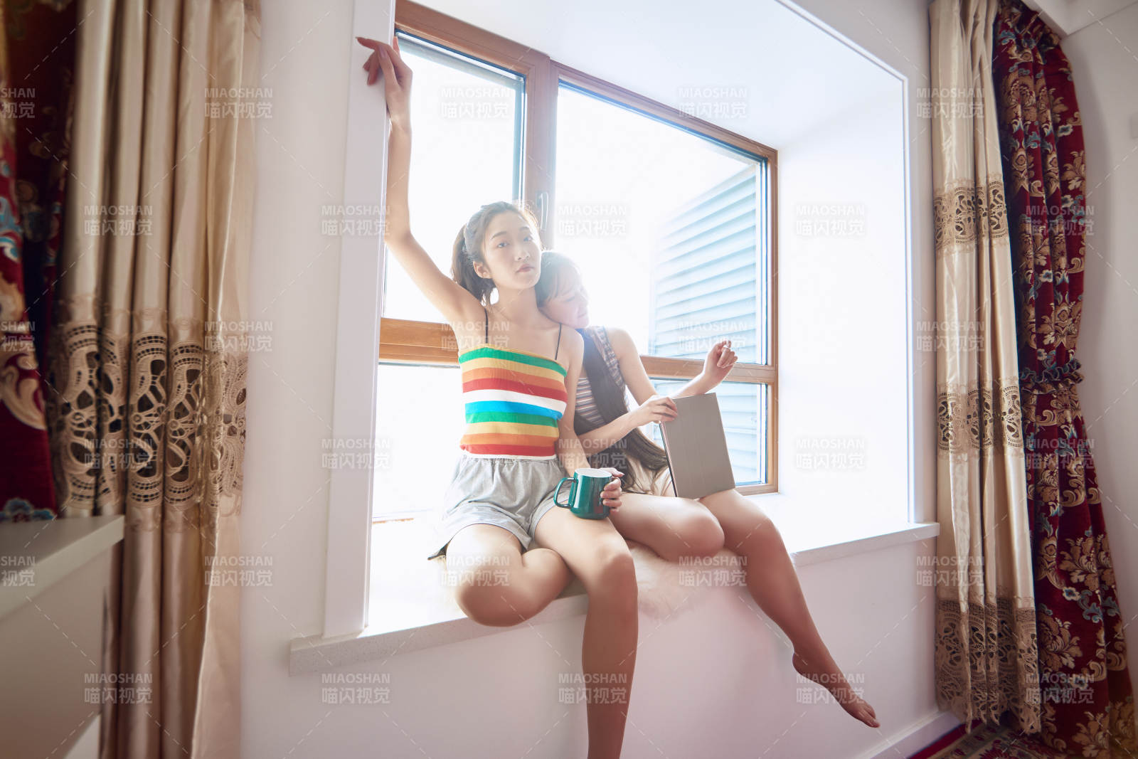 午后坐在飘窗上追剧休息的闺蜜少女图片