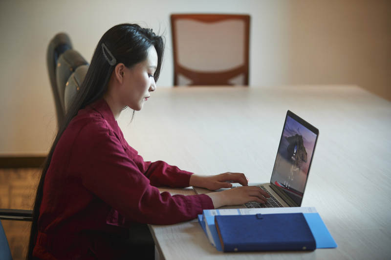 亚洲年轻女性商务人士在电脑前办公图片