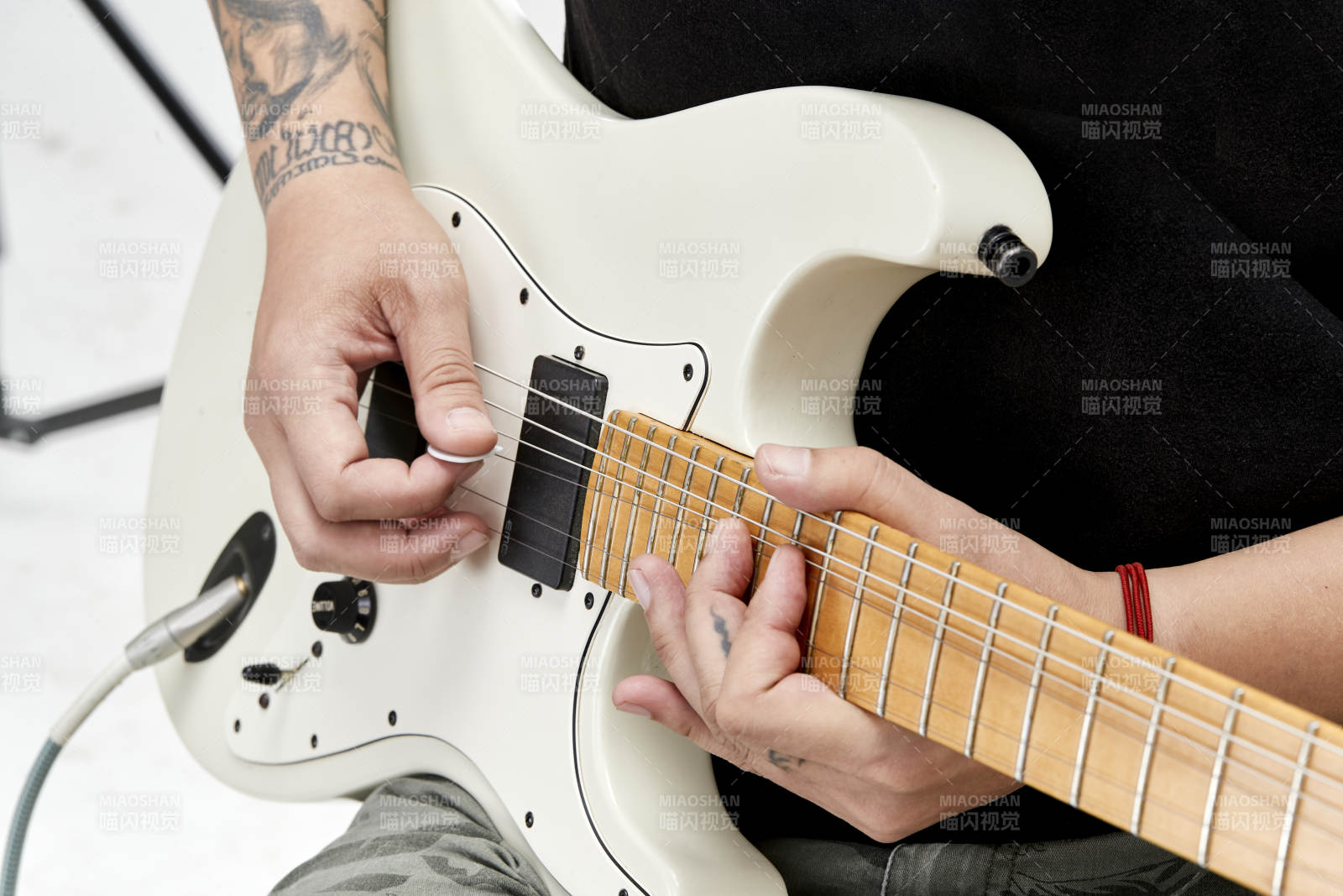 示范演奏摇滚电吉他的亚洲男性乐手人像局部特写图片