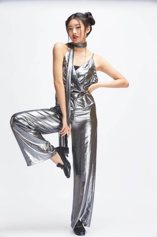 白色背景前的亚洲女性舞者图片