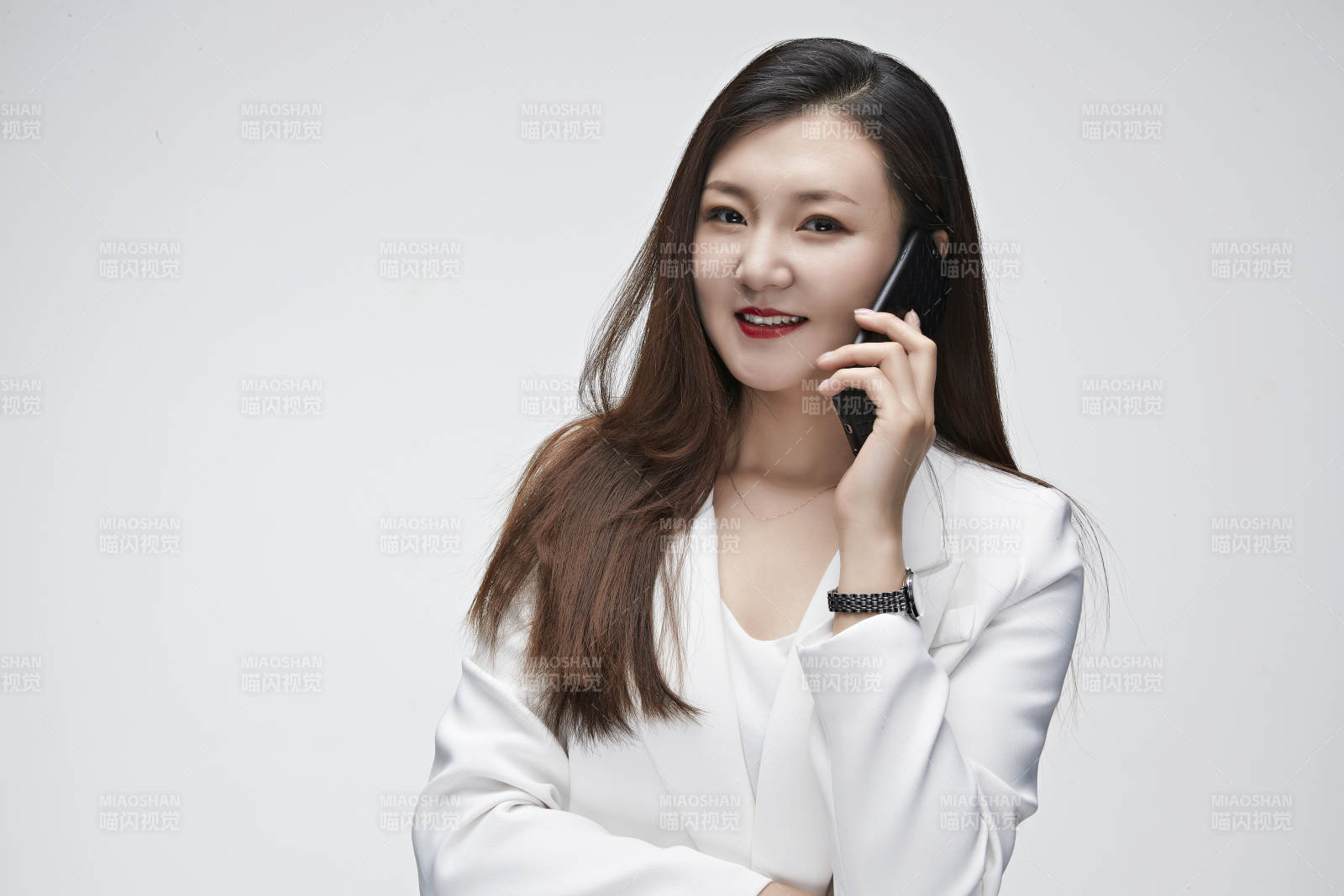 影棚拍摄白色背景亚洲年轻女性商务人像图片