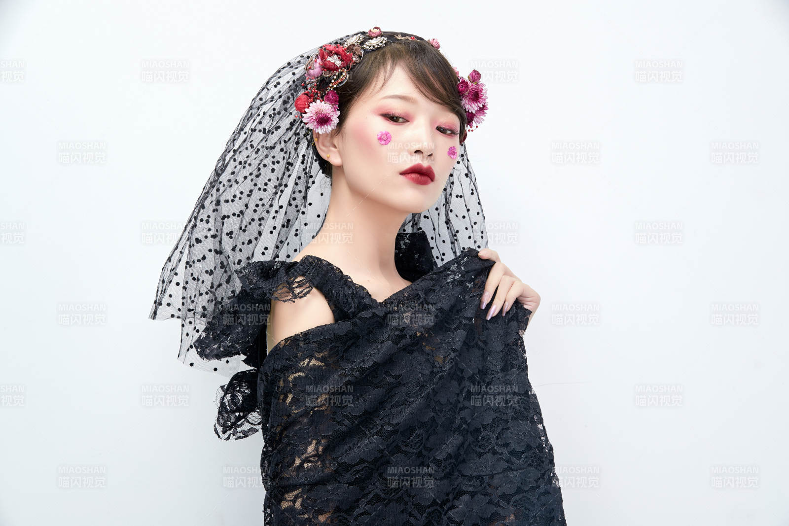 白色背景下的新娘彩妆美女人像图片