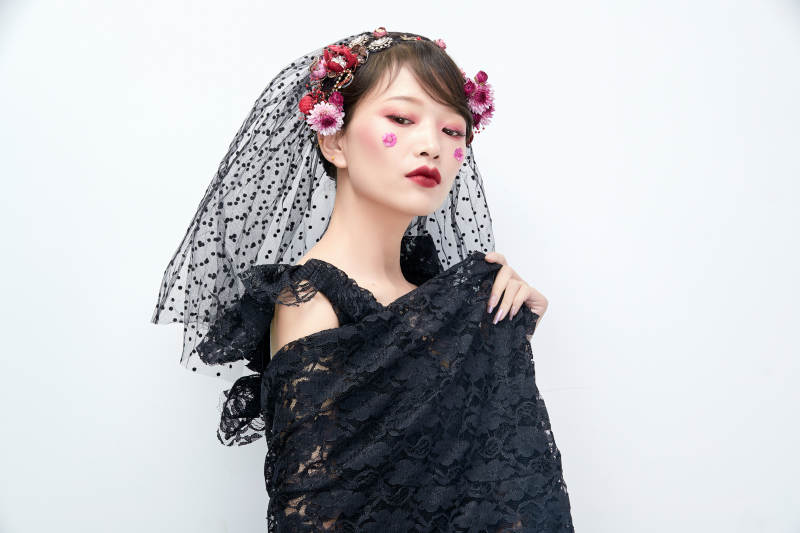 白色背景下的新娘彩妆美女人像图片