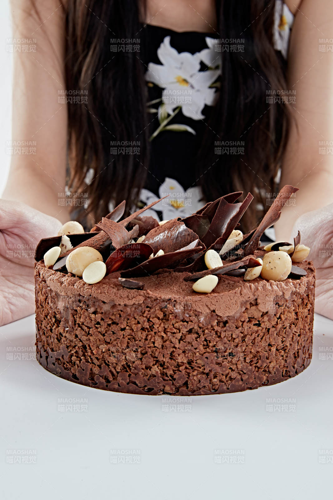 喝红酒品尝蛋糕的年轻女性图片