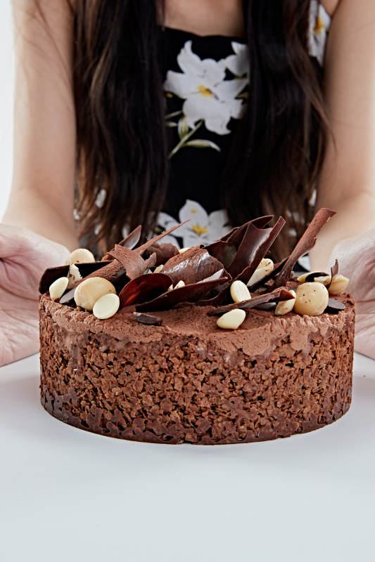 喝红酒品尝蛋糕的年轻女性图片