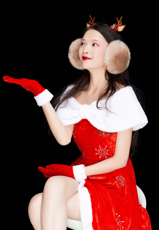 身穿圣诞服饰手提购物袋性感可爱的圣诞女郎图片