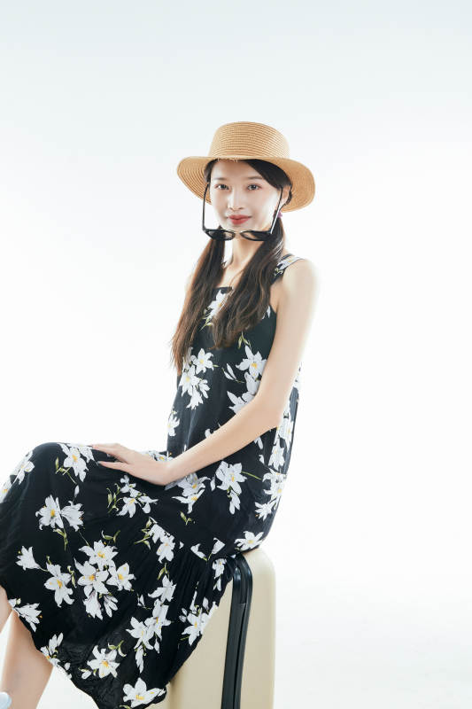 白色背景下准备出发旅行的美丽东方女大学生图片