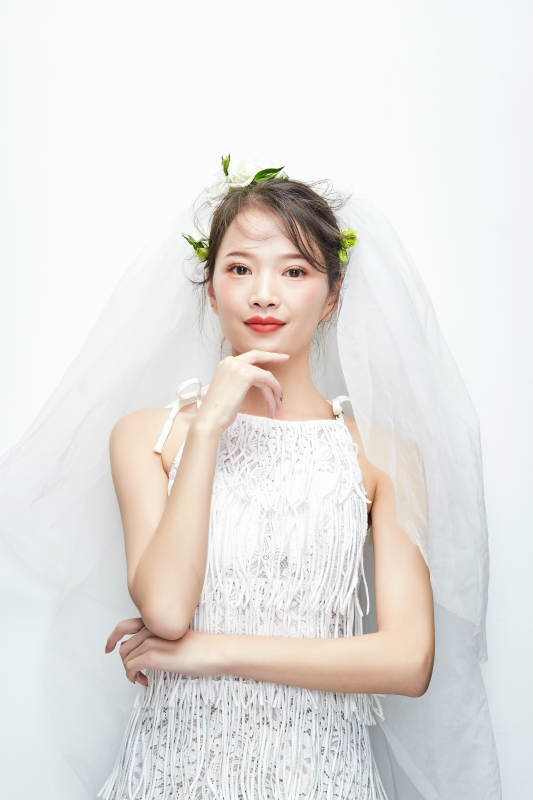 棚拍白色背景下的新娘美妆图片