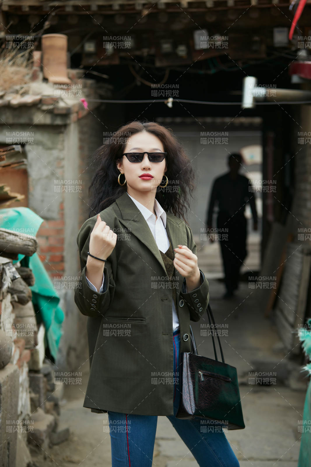 老旧城区里穿着复古港风的美丽清纯少女图片