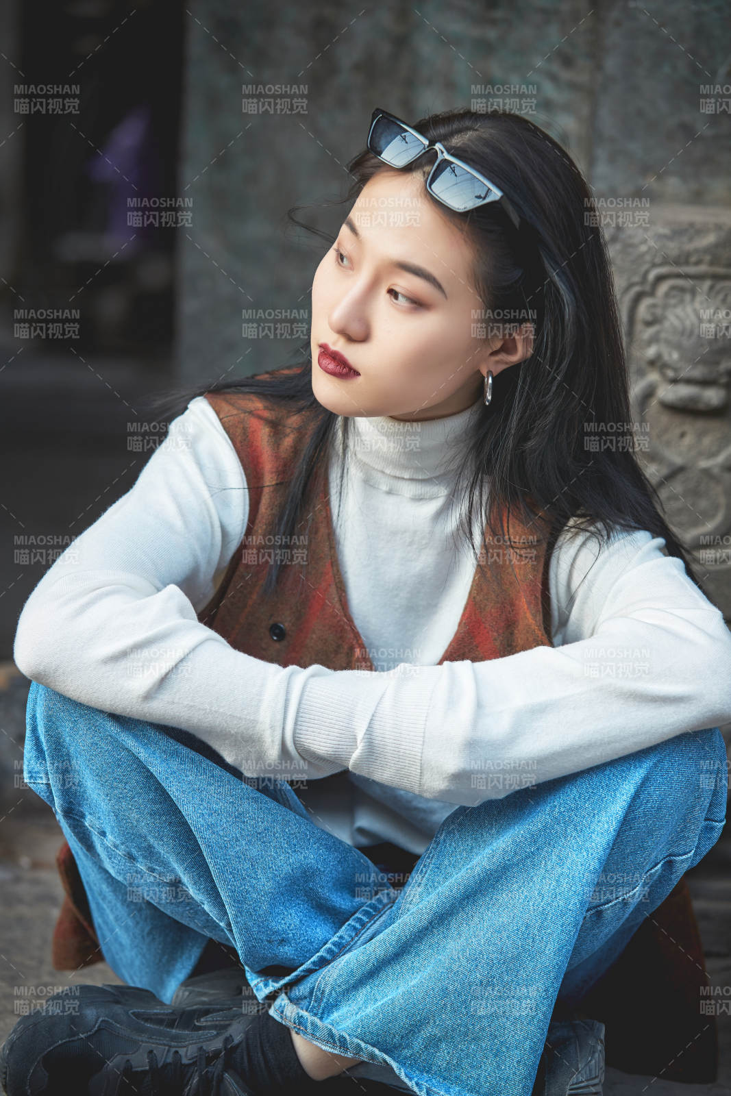 老旧城区里穿着复古港风的美丽清纯少女图片