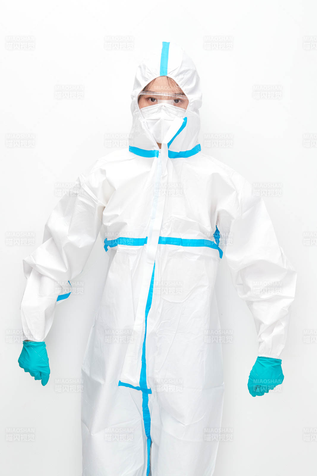 穿白色防护服佩戴护目镜口罩的女性医疗人员图片