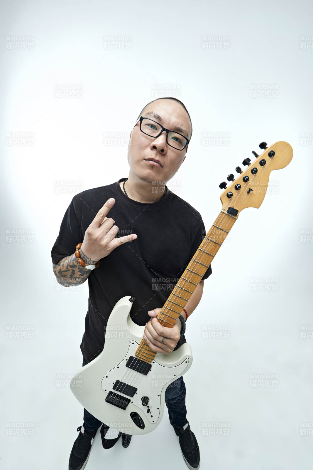 手持电吉他展示演奏的亚洲男性摇滚乐手人像图片