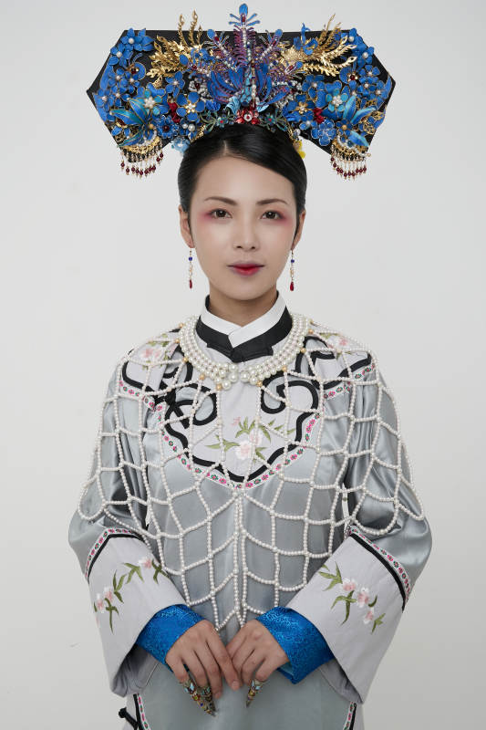 白色背景下的清代女性古装造型清朝古装图片