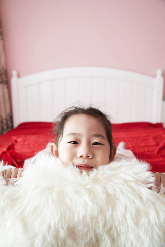 在家玩耍的亚洲小女孩图片