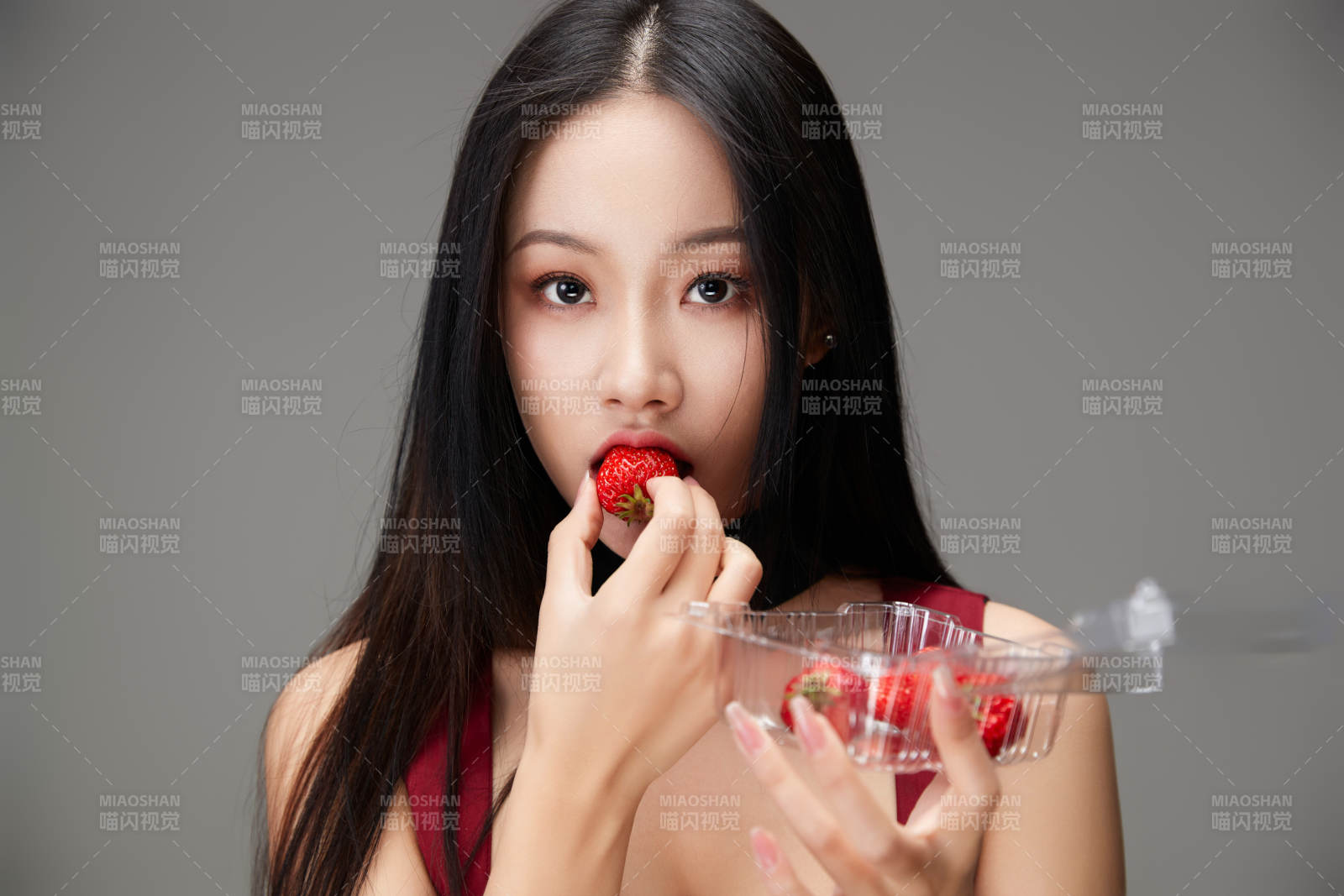 吃水果的亚洲东方长发少女图片