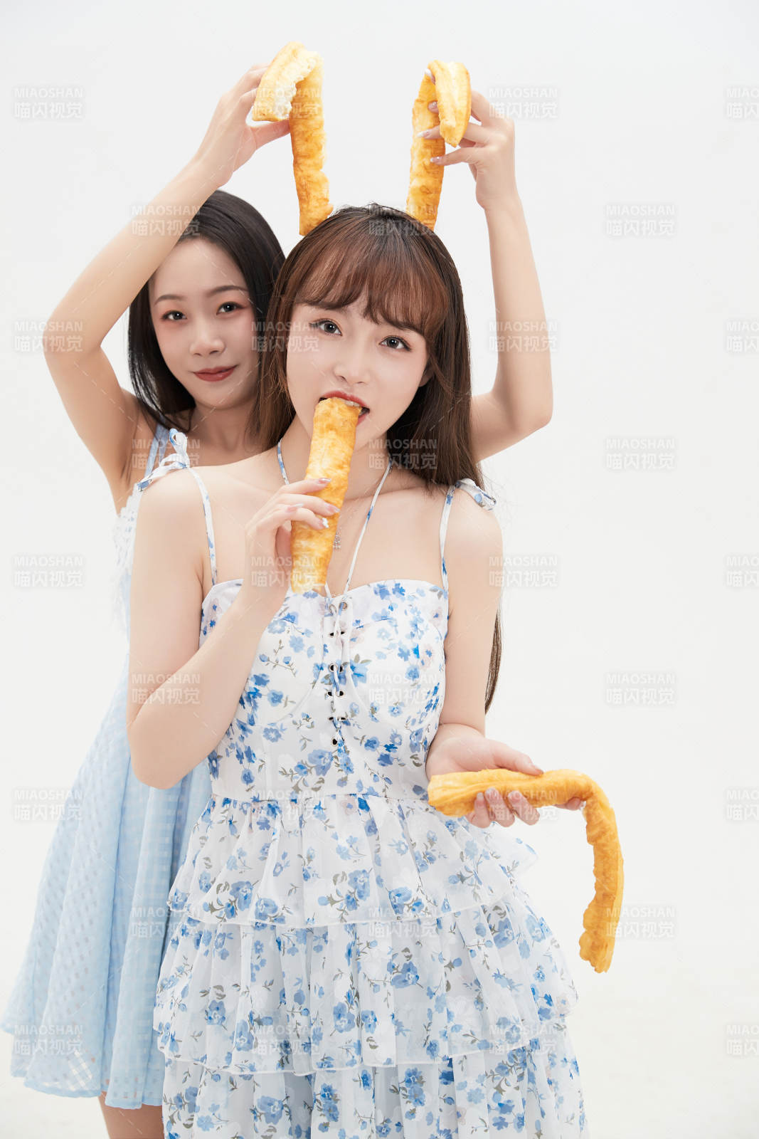 吃油条的亚洲可爱美女闺蜜图片