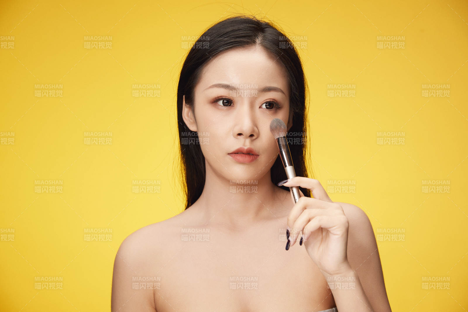 亚洲美女面部特写化妆护肤图片