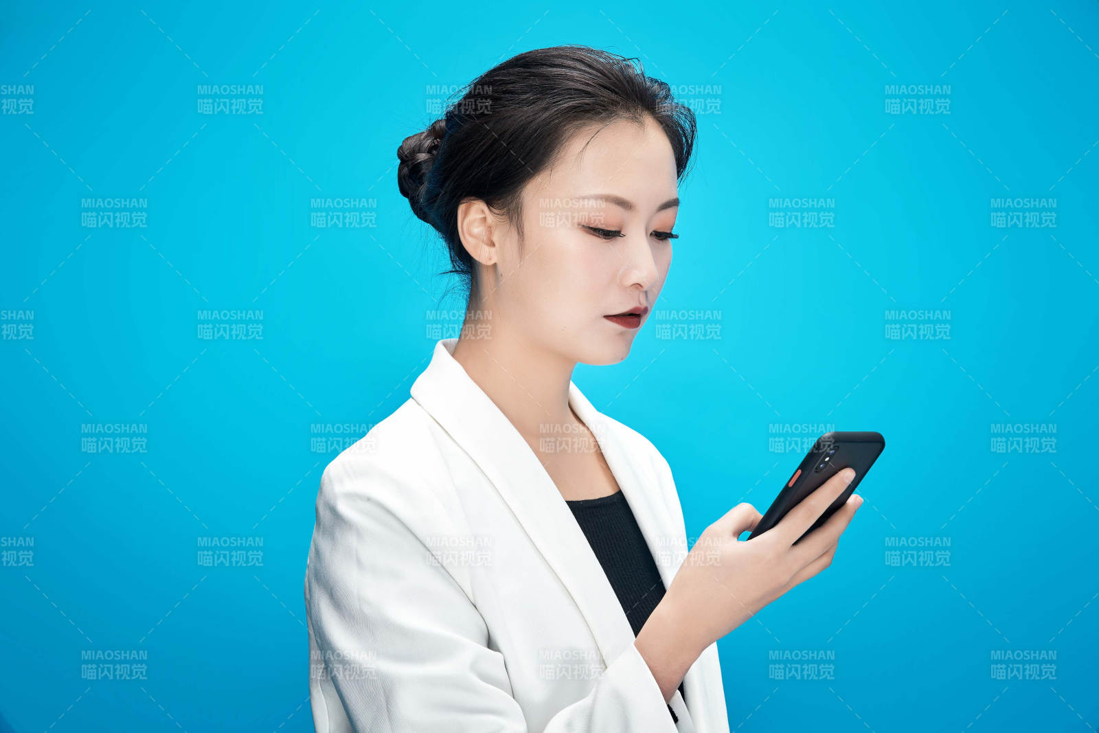 身穿西服拿着手机与文件夹的亚洲商务女士图片