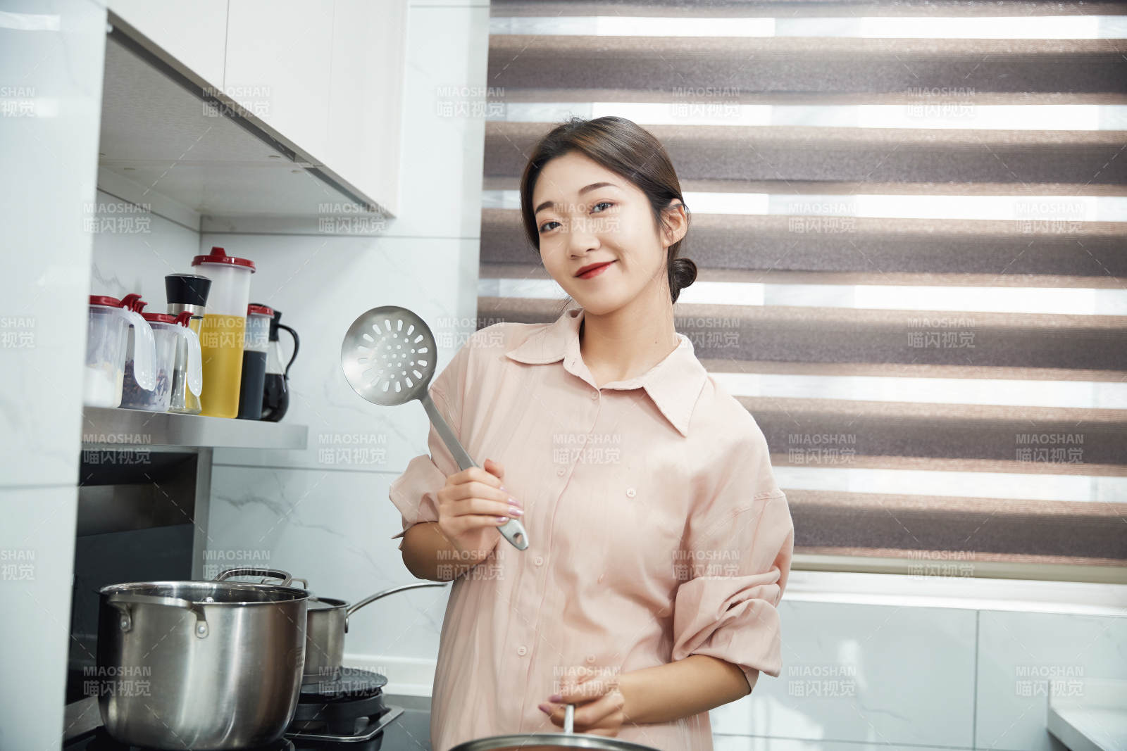 在厨房下厨的年轻亚洲女性图片