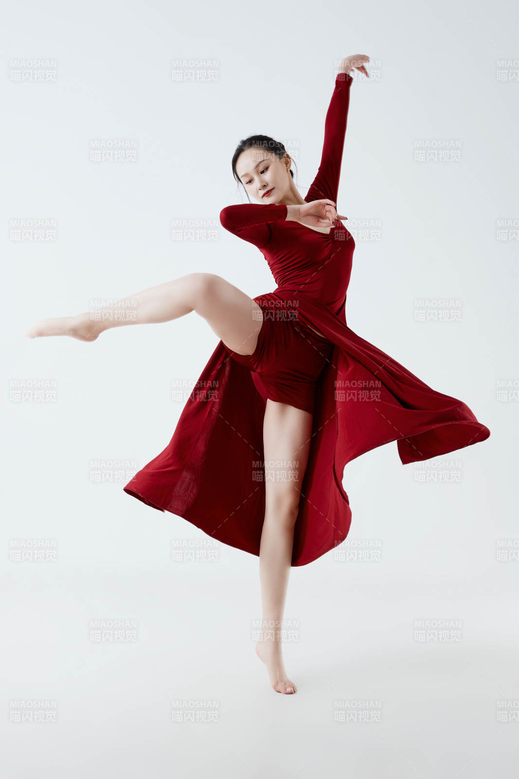 穿着红色长裙翩翩起舞的少女图片