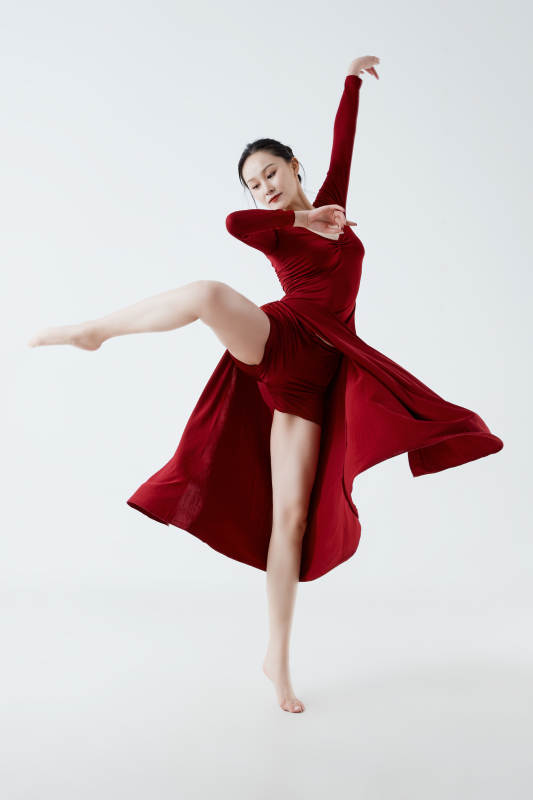 穿着红色长裙翩翩起舞的少女图片