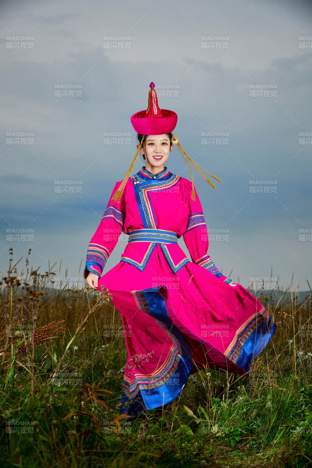 草原上身穿豪华蒙古族服饰的蒙族少女图片