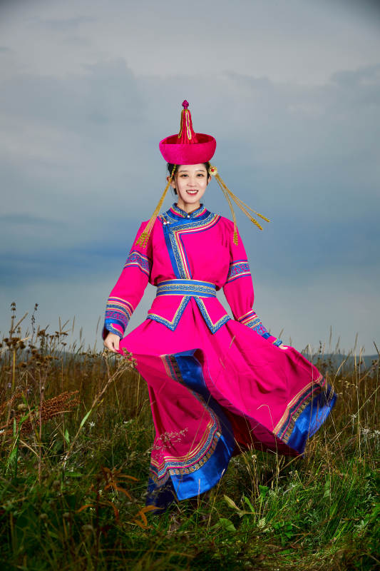 草原上身穿豪华蒙古族服饰的蒙族少女图片