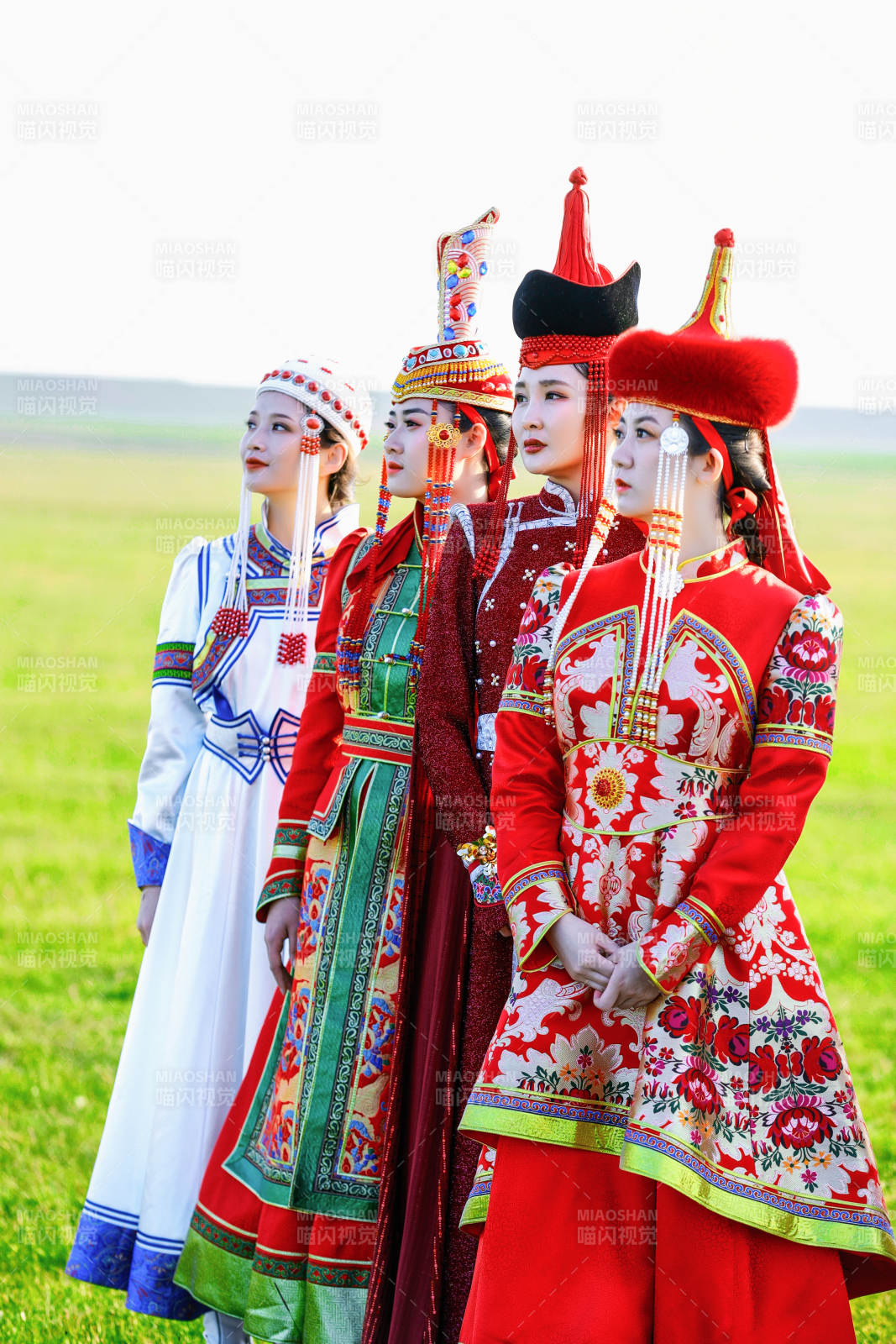 草原上穿着蒙古族传统服饰的亚洲年轻美少女图片