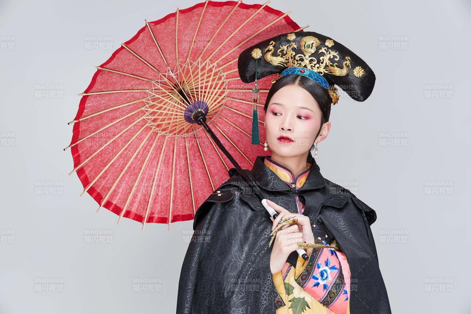 白色背景下的清代女性古装造型清朝古装图片