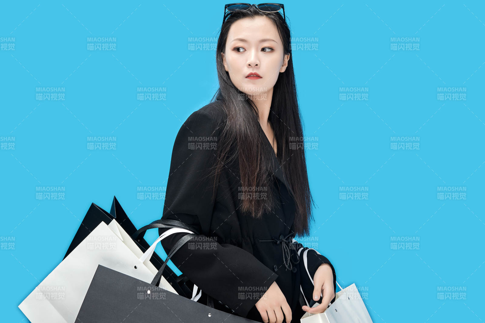 青蓝色背景下手提购物袋的亚洲时尚少女图片