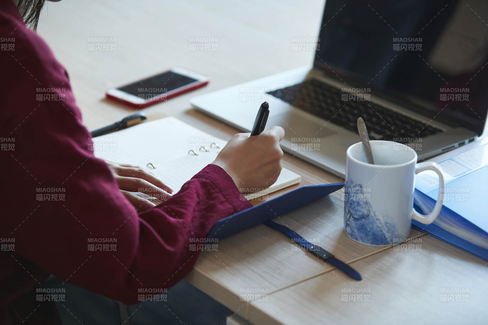 亚洲年轻女性商务人士在电脑前办公图片